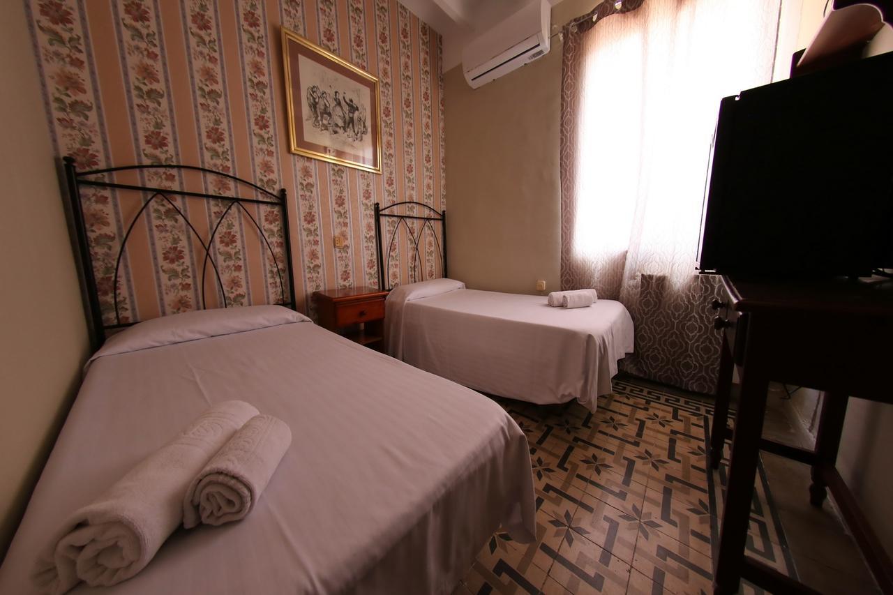 Hostal Santa Teresa Reus Extérieur photo
